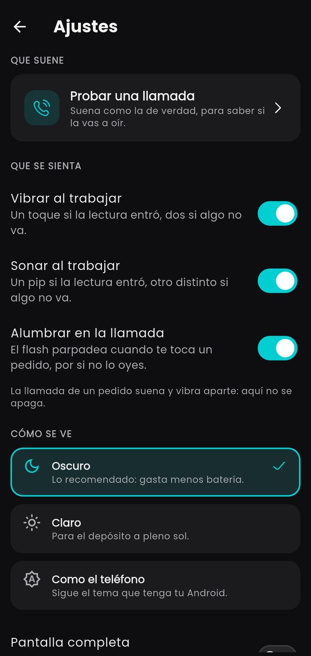 La pantalla de Ajustes: «Probar una llamada», los interruptores «Vibrar al trabajar», «Sonar al trabajar» y «Alumbrar en la llamada», y el tema con Oscuro marcado, Claro y Como el teléfono.