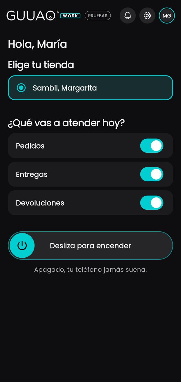La pantalla de check-in: «Hola, María», «Elige tu tienda» con una tienda marcada, «¿Qué vas a atender hoy?» con Pedidos, Entregas y Devoluciones encendidos, y el control «Desliza para encender».