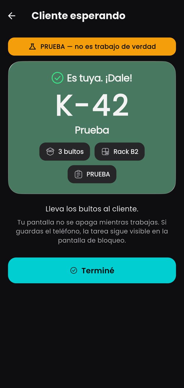 La pantalla después de aceptar: «Es tuya. ¡Dale!», el código K-42, «3 bultos», «Rack B2», el texto «Lleva los bultos al cliente.» y el botón «Terminé».